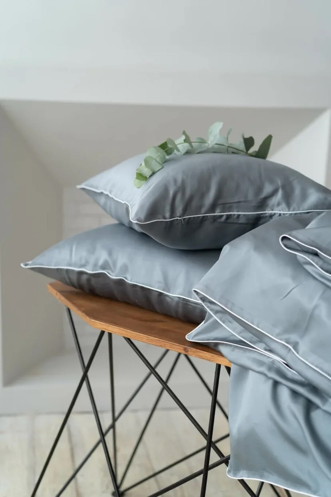 Комплект постельного белья цвета графит с белым кантом на наволочках