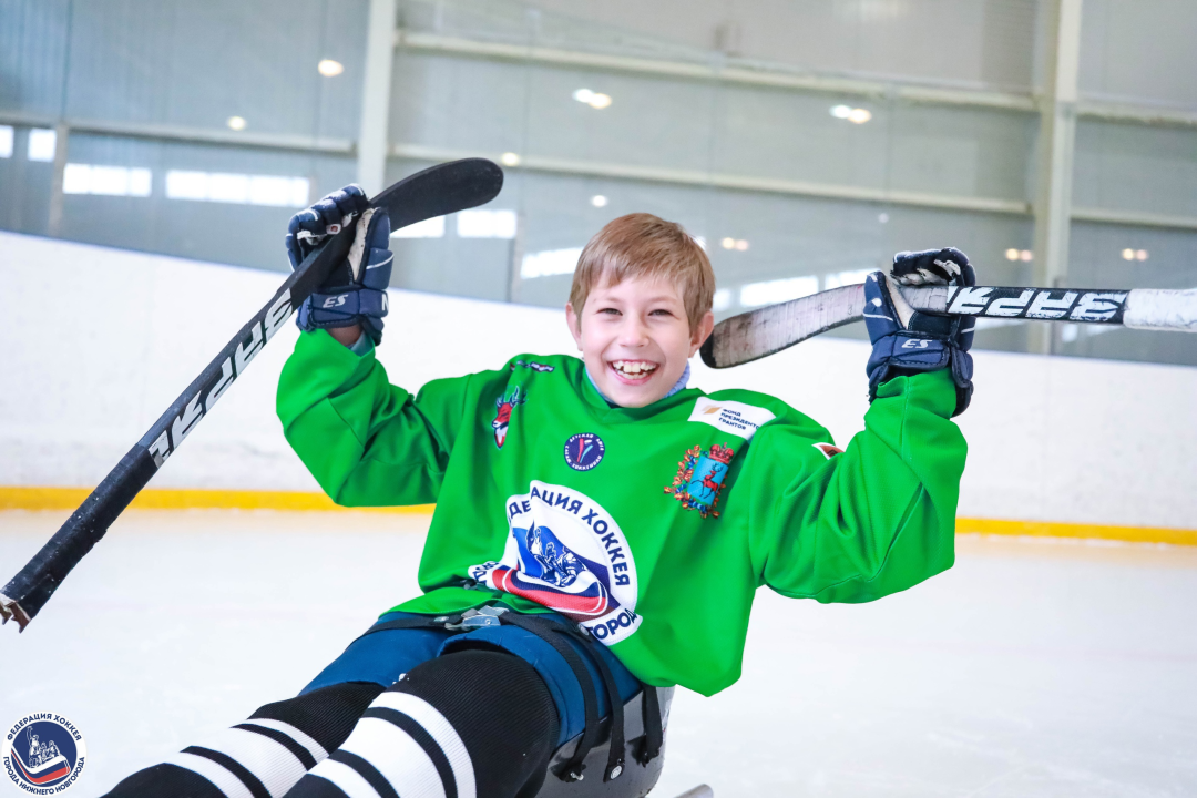 Игрок команды «Чайка следж» Мирон Ниточкин примеряет новую тренировочную форму сезона 21/22