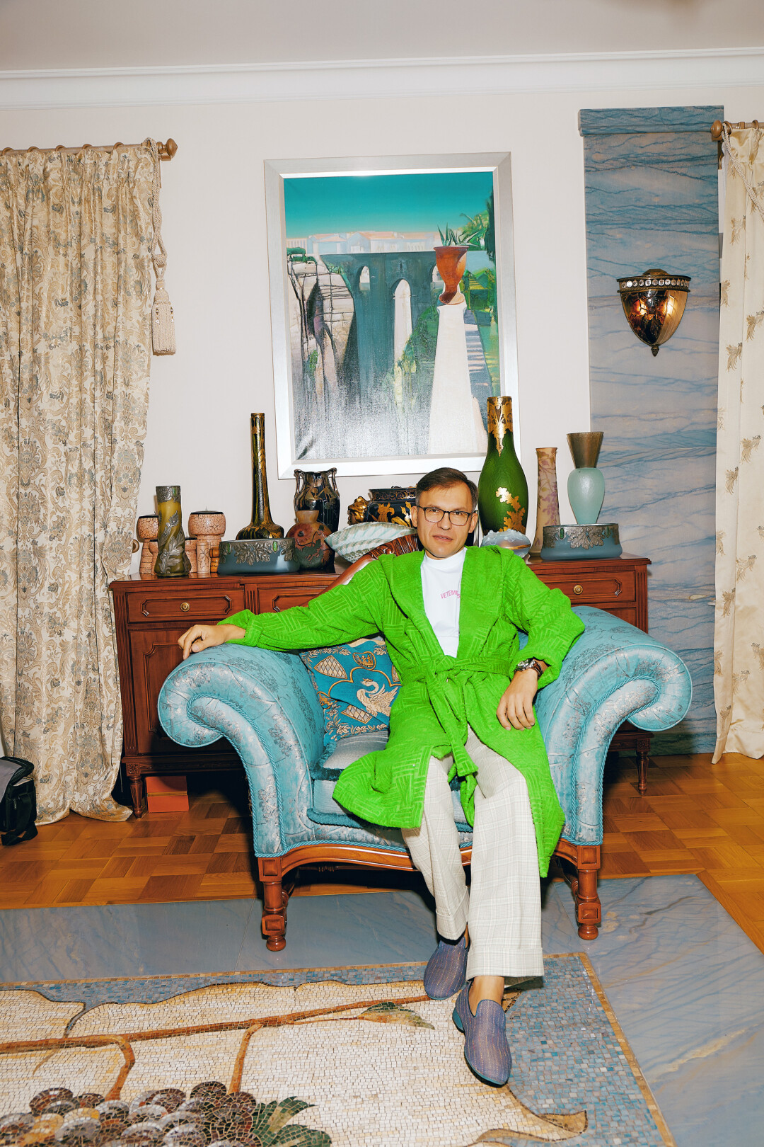 Халат Bottega Veneta, футболка Vetements, брюки Gucci (все — ДЛТ)