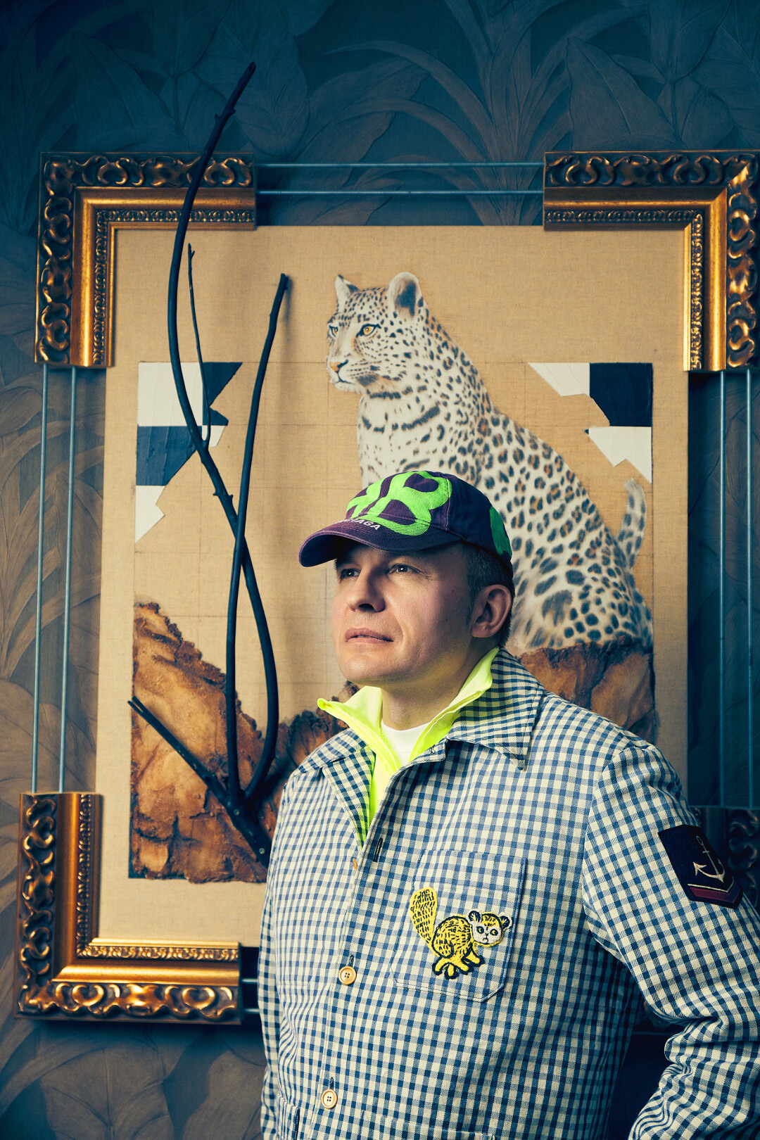 Пиджак Gucci, ветровка и кепка Balenciaga, футболка Vetements (все — ДЛТ)