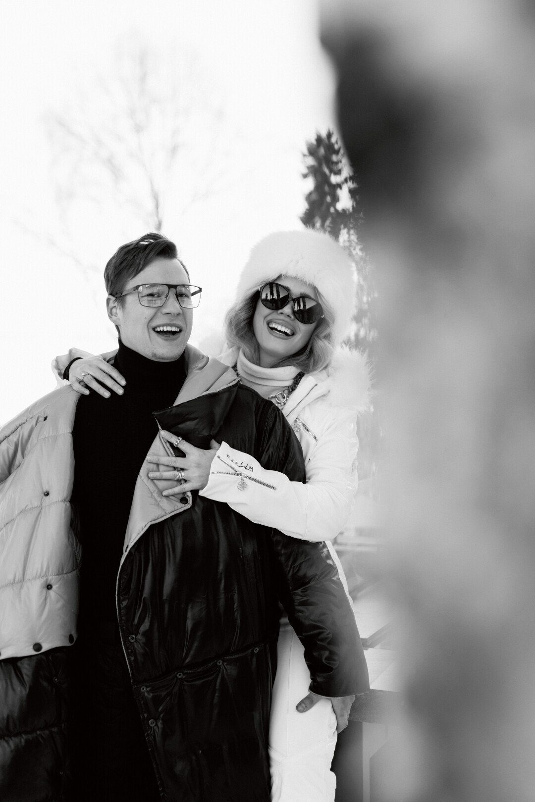 На Карине: колье Rocket NYC, цепи Kosmovintage, кольцо-цепь DINAPICHKOLET (все — «Истории») На Денисе: пуховик Yana Besfamilnaya (Yana Besfamilnaya