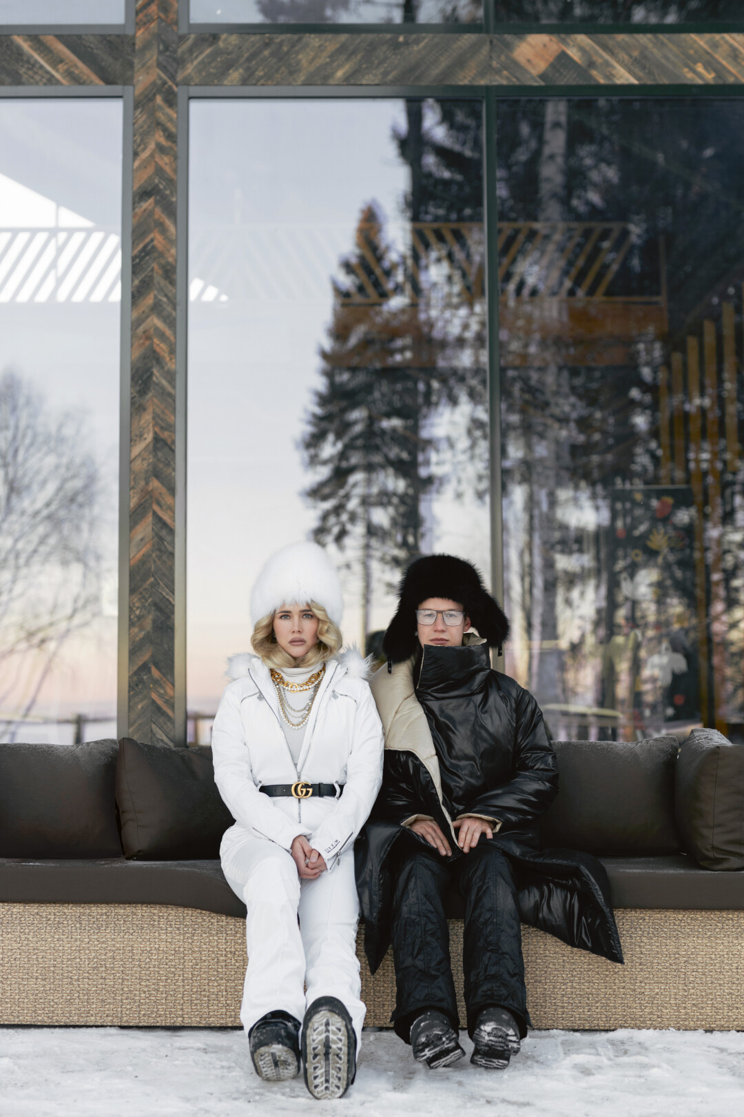 На Карине: колье Rocket NYC, цепи Kosmovintage (все — «Истории») На Денисе: пуховик Yana Besfamilnaya (Yana Besfamilnaya), очки Tommy Hilfiger («Точка