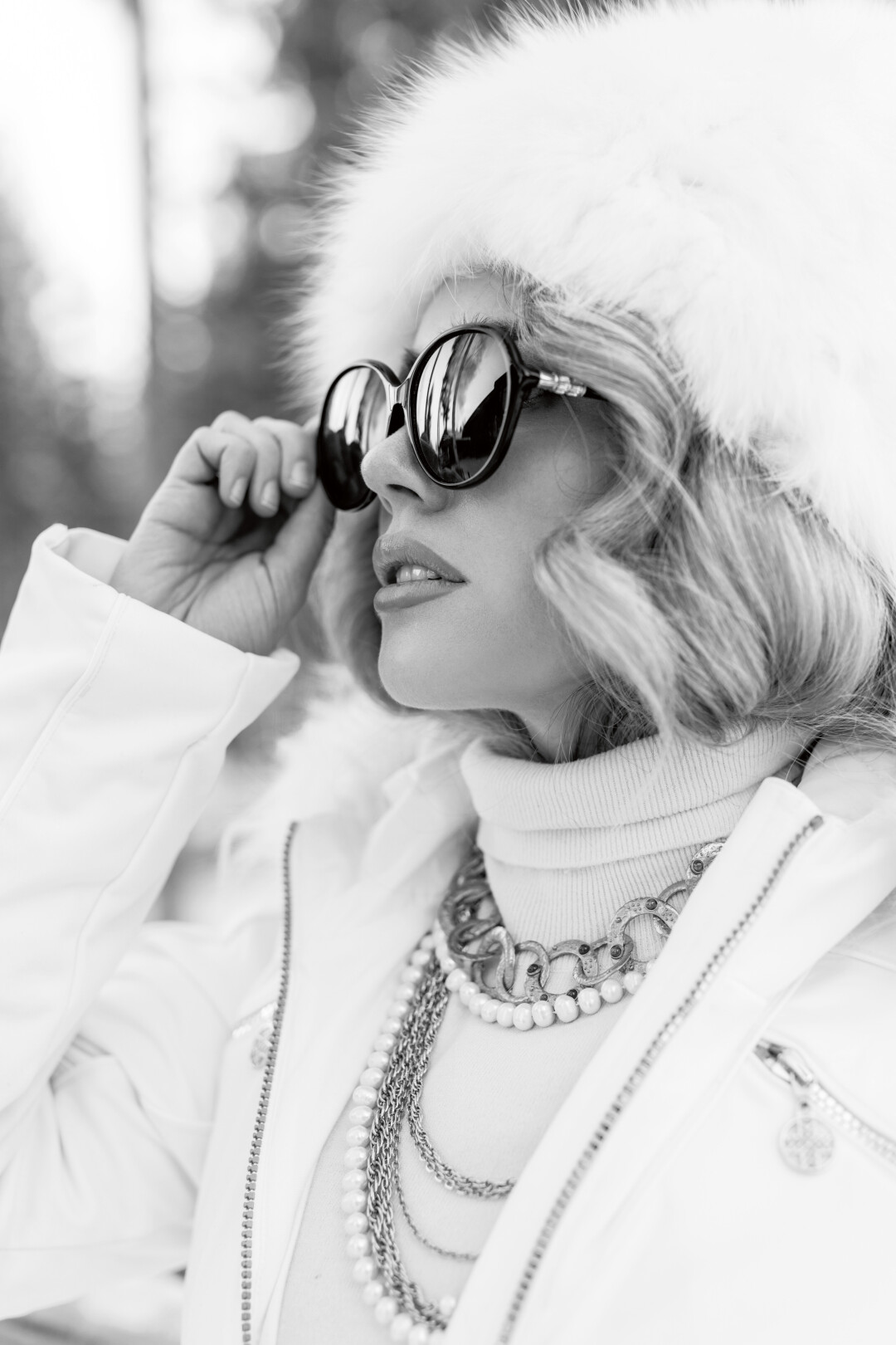 На Карине: колье Rocket NYC, цепи Kosmovintage, кольцо-цепь DINAPICHKOLET (все — «Истории»)