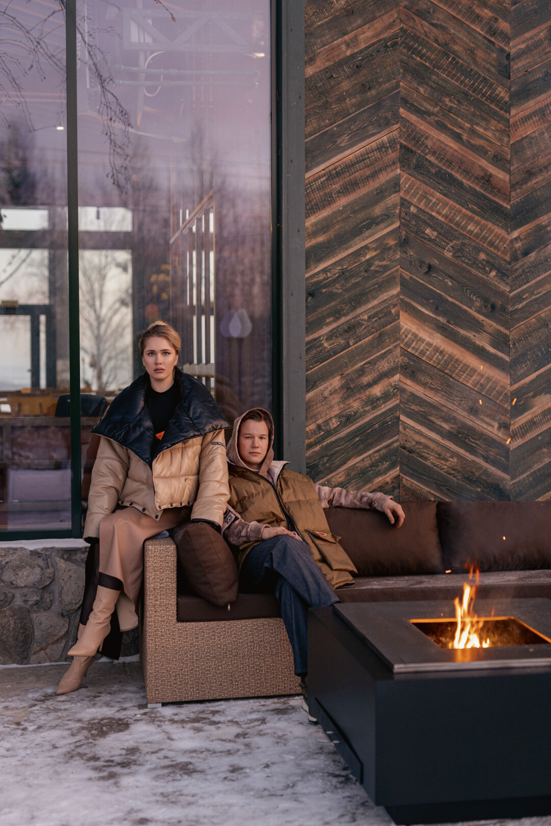 На Карине: топ, юбка и пуховик Yana Besfamilnaya (все — Yana Besfamilnaya) На Денисе: джинсы, худи, жилет Yana Besfamilnaya (все — Yana Besfamilnaya)