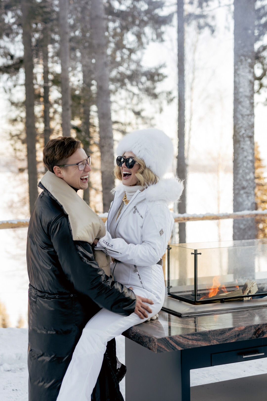 На Карине: колье Rocket NYC, цепи Kosmovintage, кольцо-цепь DINAPICHKOLET (все — «Истории») На Денисе: пуховик Yana Besfamilnaya (Yana Besfamilnaya