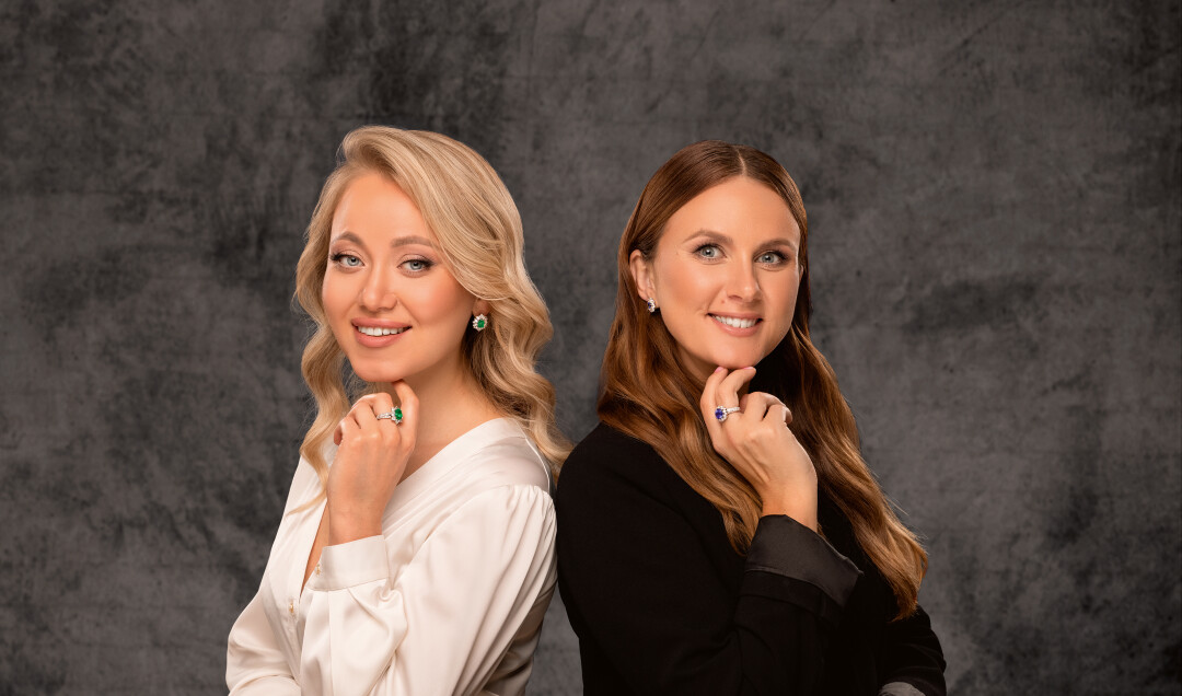 На Ольге: сет с изумрудами и бриллиантами Сlassic На Марии: сет с сапфирами, танзанитом и бриллиантами Classic (все — CHAMOVSKIKH)