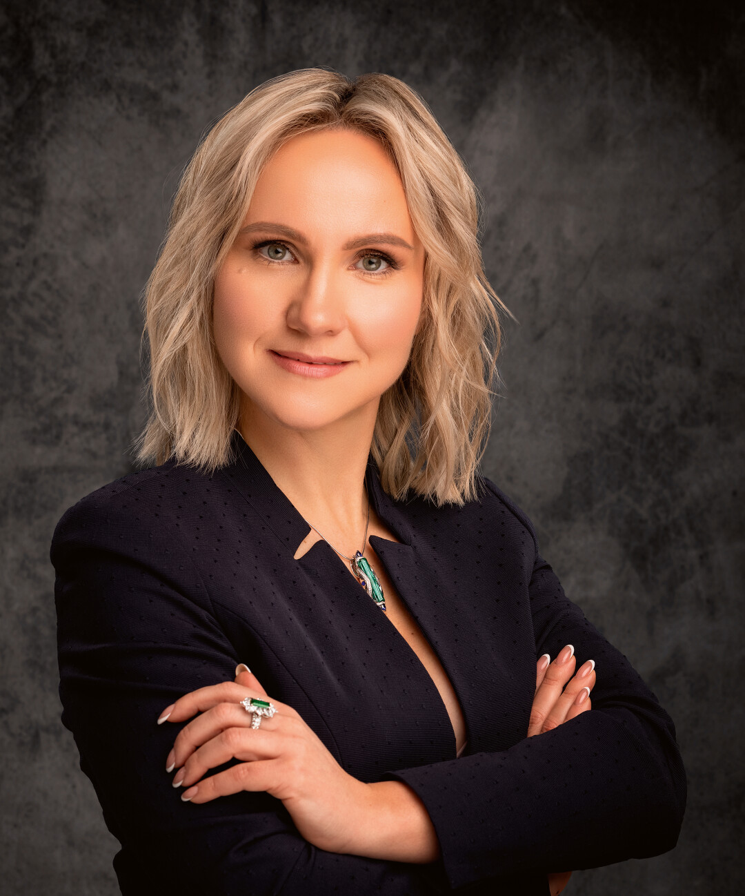 Кольцо и брошь-подвес «Камбоджа» с индиголитами, бриллиантами и сапфирами (все — CHAMOVSKIKH)