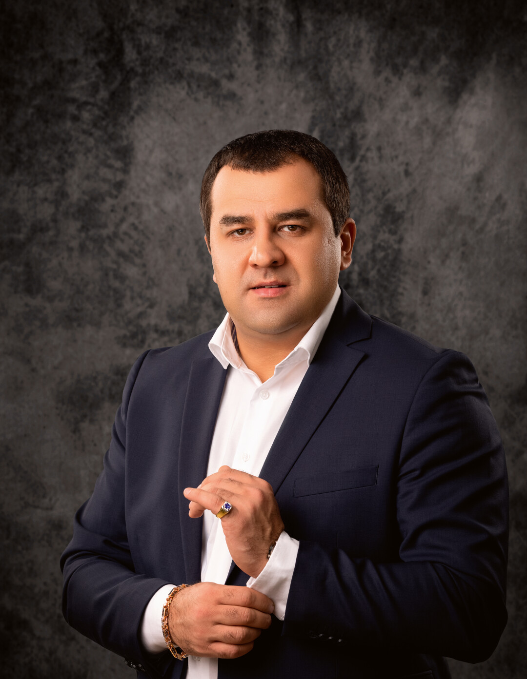 Перстень с сапфиром и бриллиантами, браслет «Питон» (все — CHAMOVSKIKH)