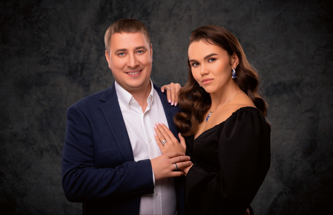 На Семене: кольцо с нанокерамикой и бриллиантами На Римме: сет с сапфирами и бриллиантами «Соцветие нежности» и кольца с бриллиантами «Свадебная