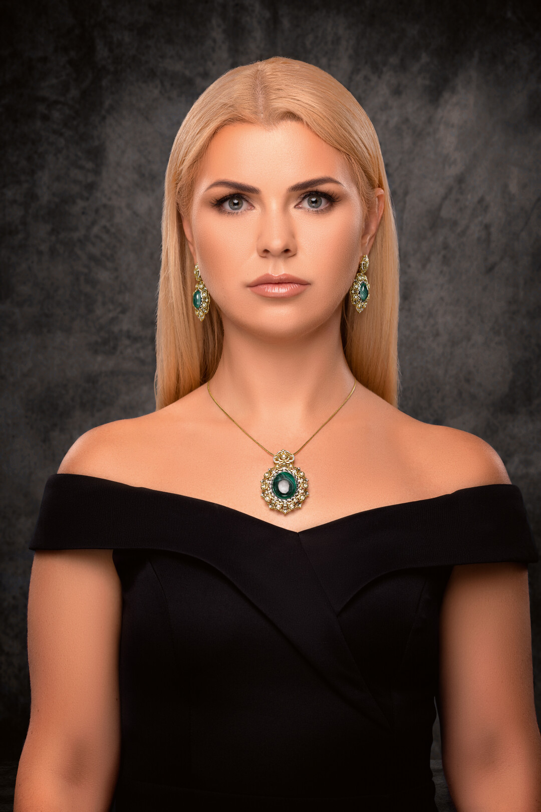 Парюра с малахитом и бриллиантами из коллекции «Украшения императорских особ», созданная совместно с историком моды Александром Васильевым (все