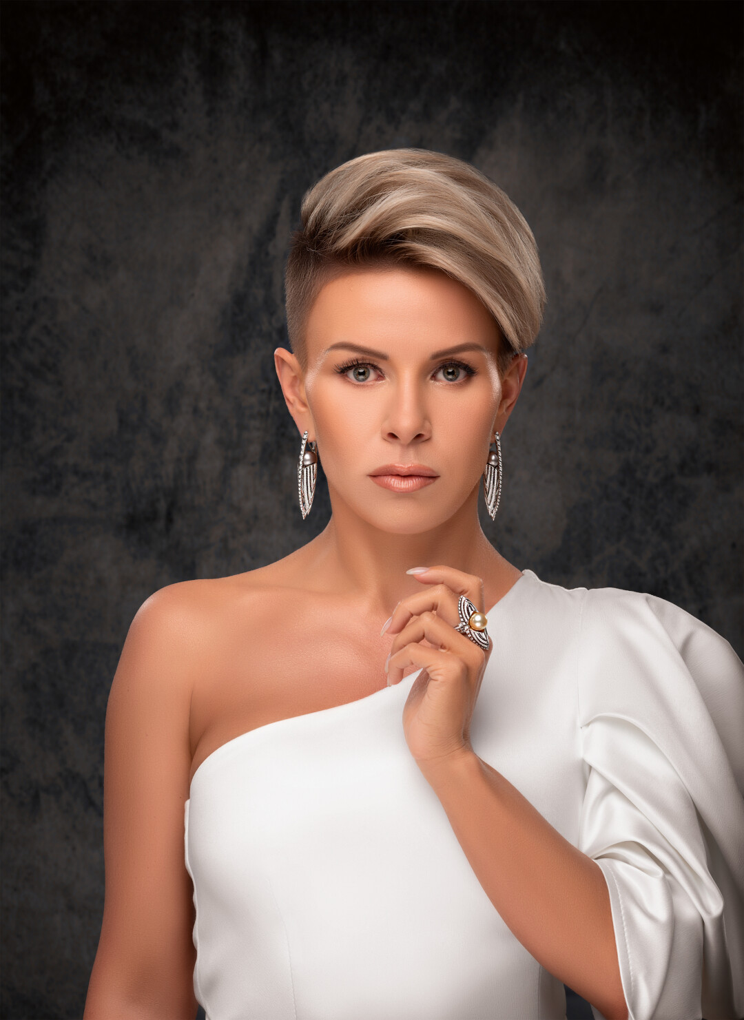 Серьги и кольцо «Сидней» с жемчугом и бриллиантами (все — CHAMOVSKIKH)