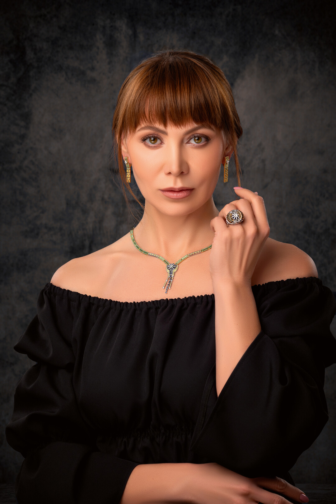 Украшения из коллекции «Петергоф» с бриллиантами, сапфирами и изумрудами (все — CHAMOVSKIKH)