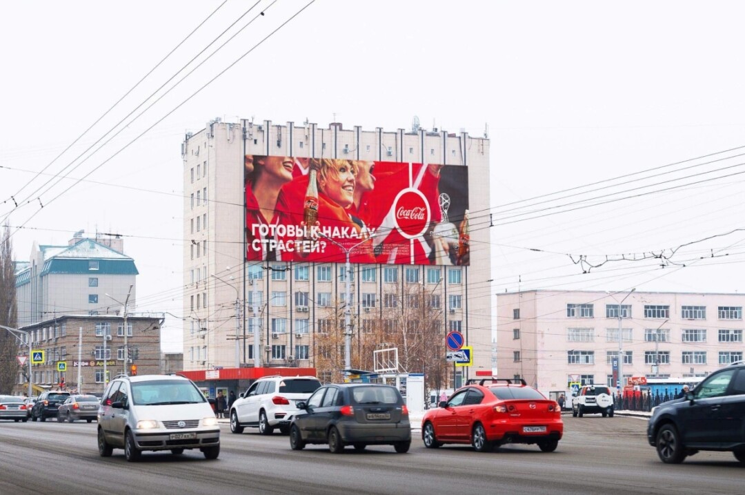 Яркий медиафасад компании Maer площадью 390 м² в Уфе – самая большая рекламная поверхность в городе и единственная конструкция подобного формата. Она