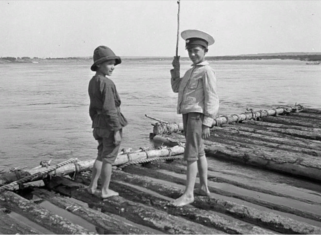 Мальчики ловят рыбу с плота на реке Оке. Фотограф Д. Н. Смирнов. 1907–1910.