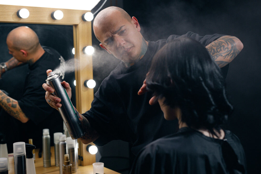 Чтобы эффектные волны Звездочки сохранились на целый день, Алексей зафиксировал их моделирующим спреем сильной фиксации Create It