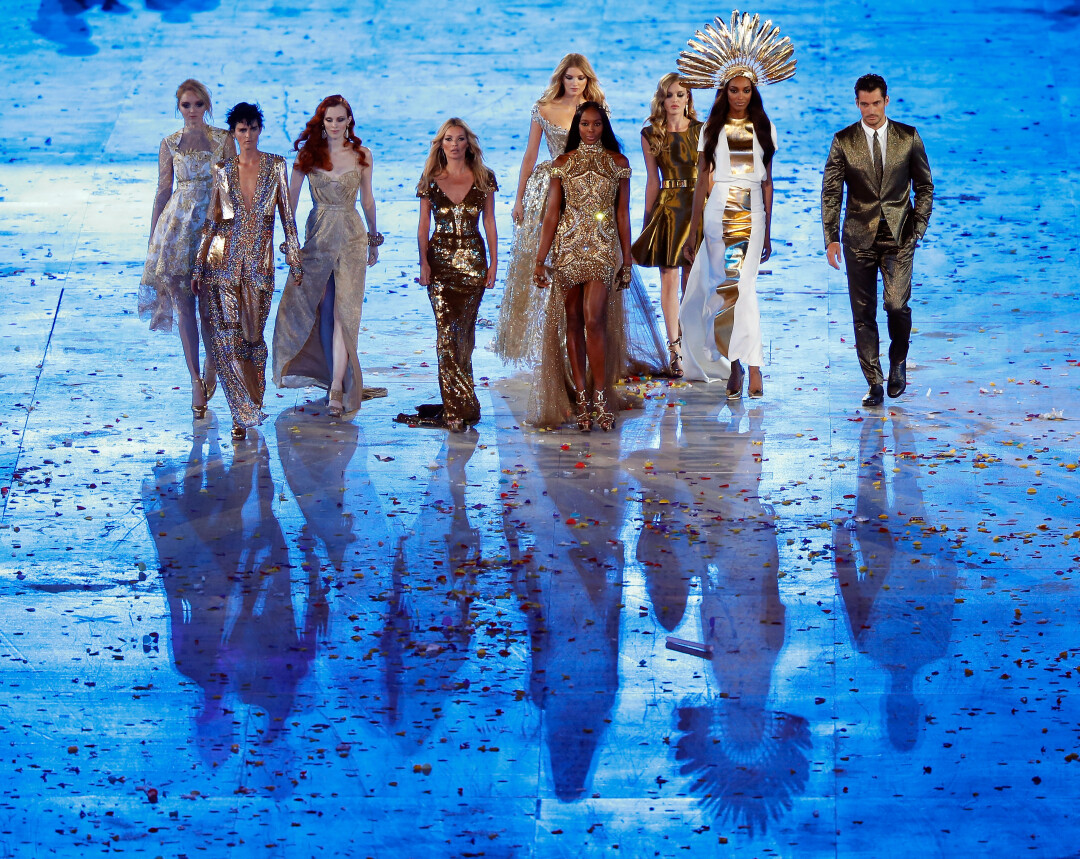 Церемония закрытия Олимпиады 2012 года в Лондоне (Теннант слева)