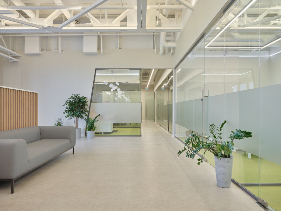 Эффект отраженного света в холле реализован с помощью более чем 220 м светодиодной ленты, «Световые Решения» Обивка диванов под цвет камня не делает