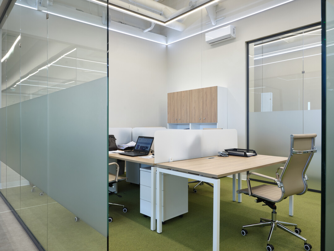 Мебель из серии Rio — удачное решение для кабинетов сотрудников. Светлые древесные тона и белые металлокаркасы поддерживают концепцию эколофт