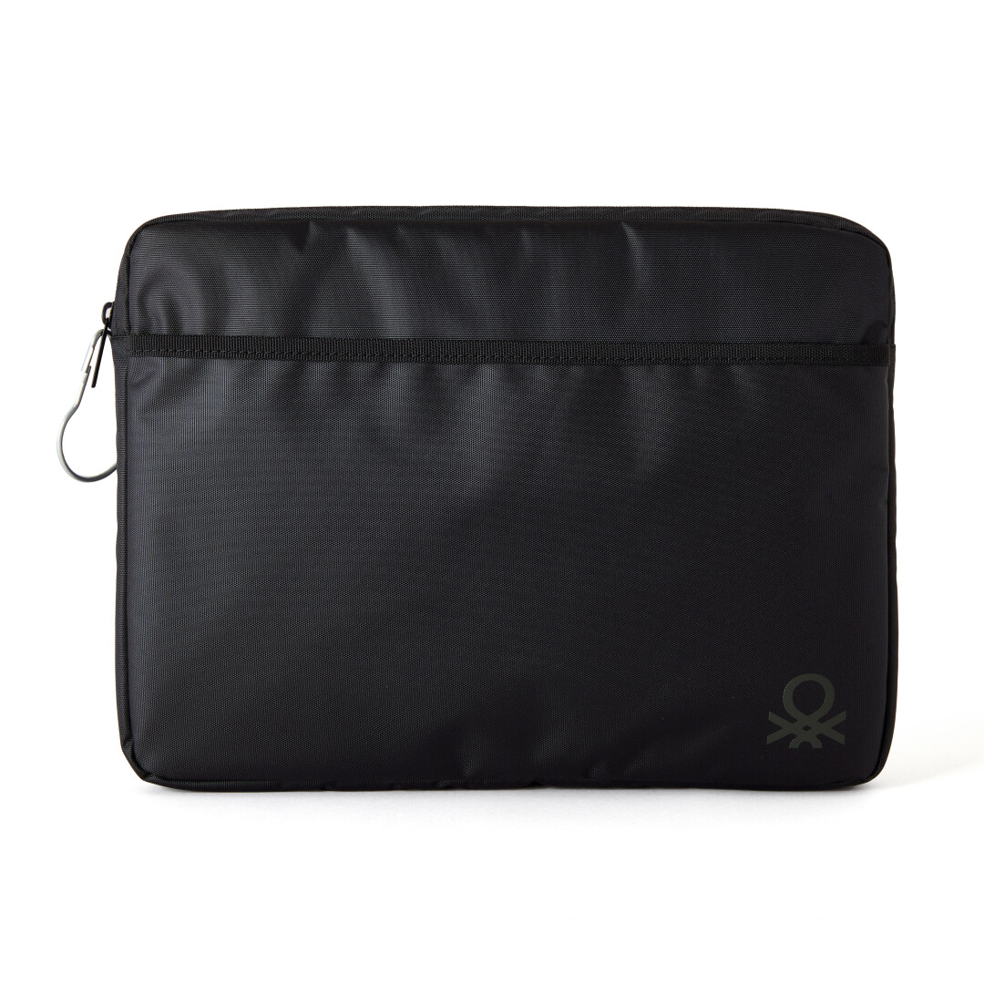 Чехол United Colors of Benetton, Невский пр., 56, 2 999 руб.