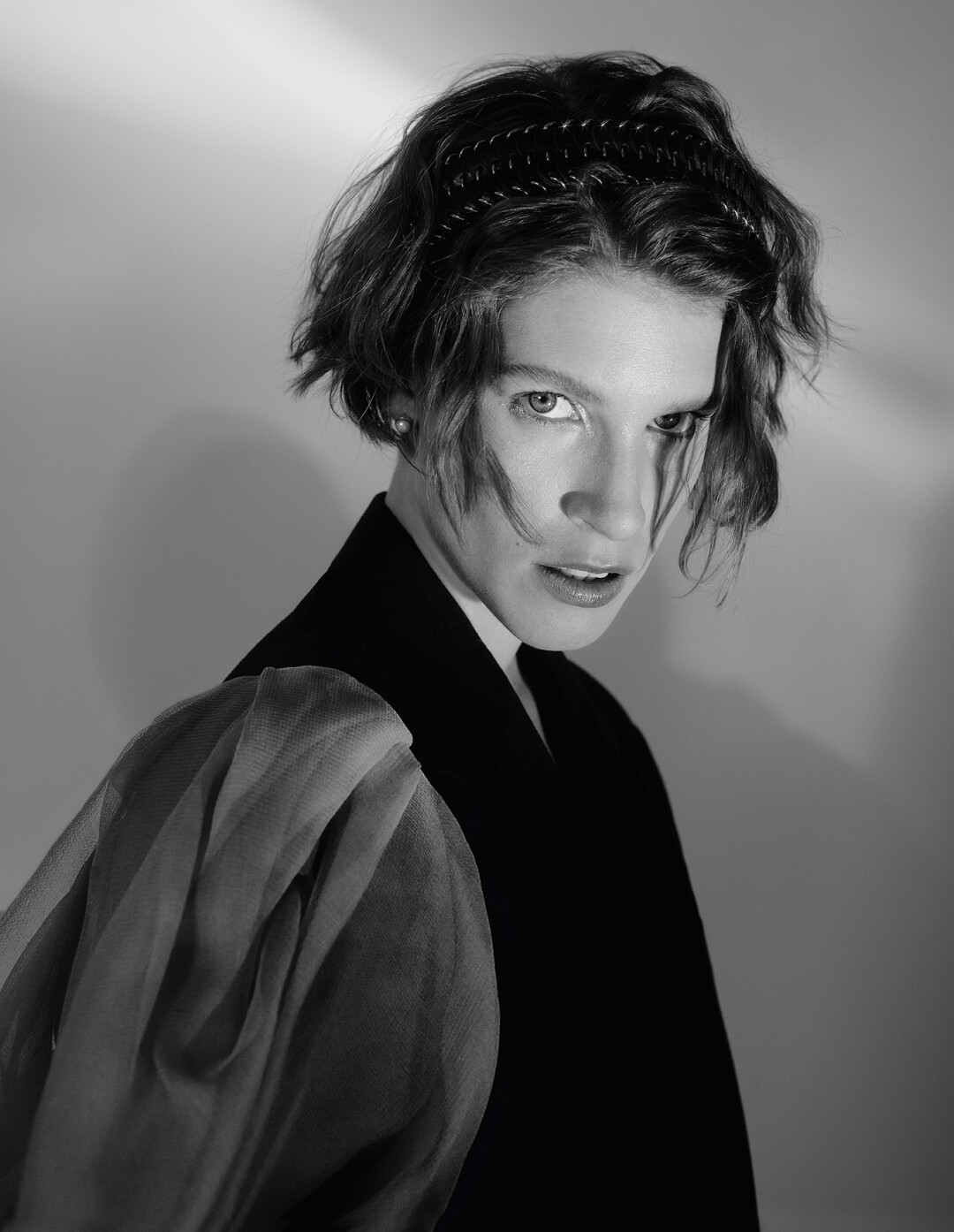 На Анне: жакет Dries Van Noten, ободок Paco Rabanne (все — Babochka Concept Store Nevsky 152)