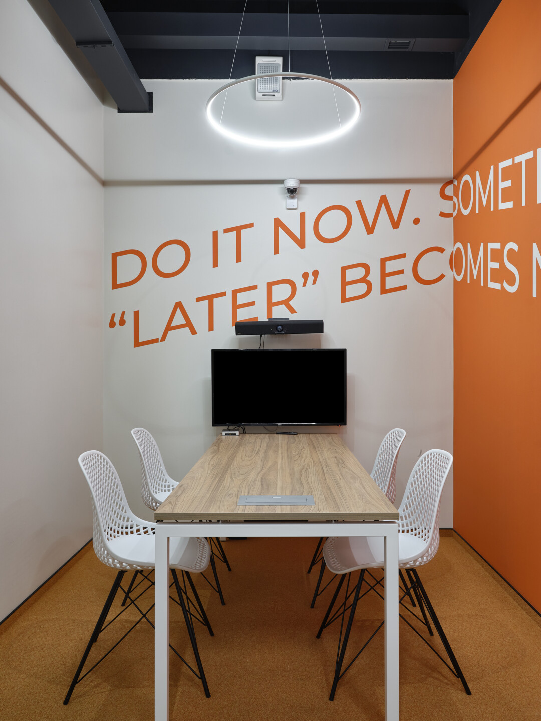 Переговорная бронируется через специальное приложение с возможностью выбрать удобное время