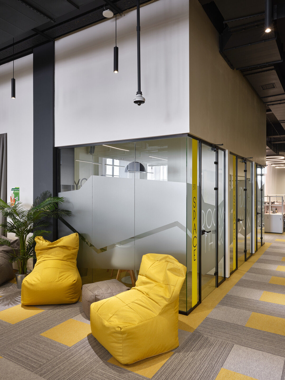 Яркие пуфы — самодостаточный акцент в зоне переговоров и неформального общения, «Мир мебели» Ковровое покрытие с геометрическим рисунком гармонично