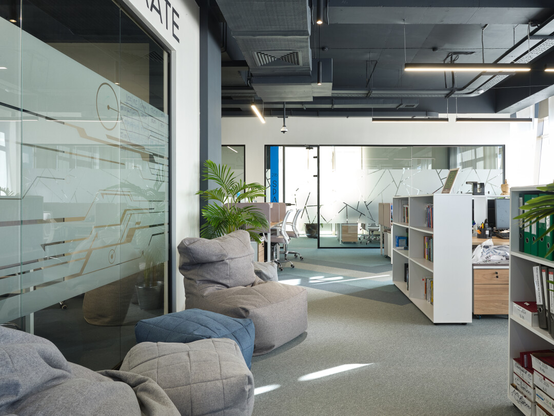 Пуфы нейтрального оттенка не отвлекают сотрудников от работы, «Мир мебели»