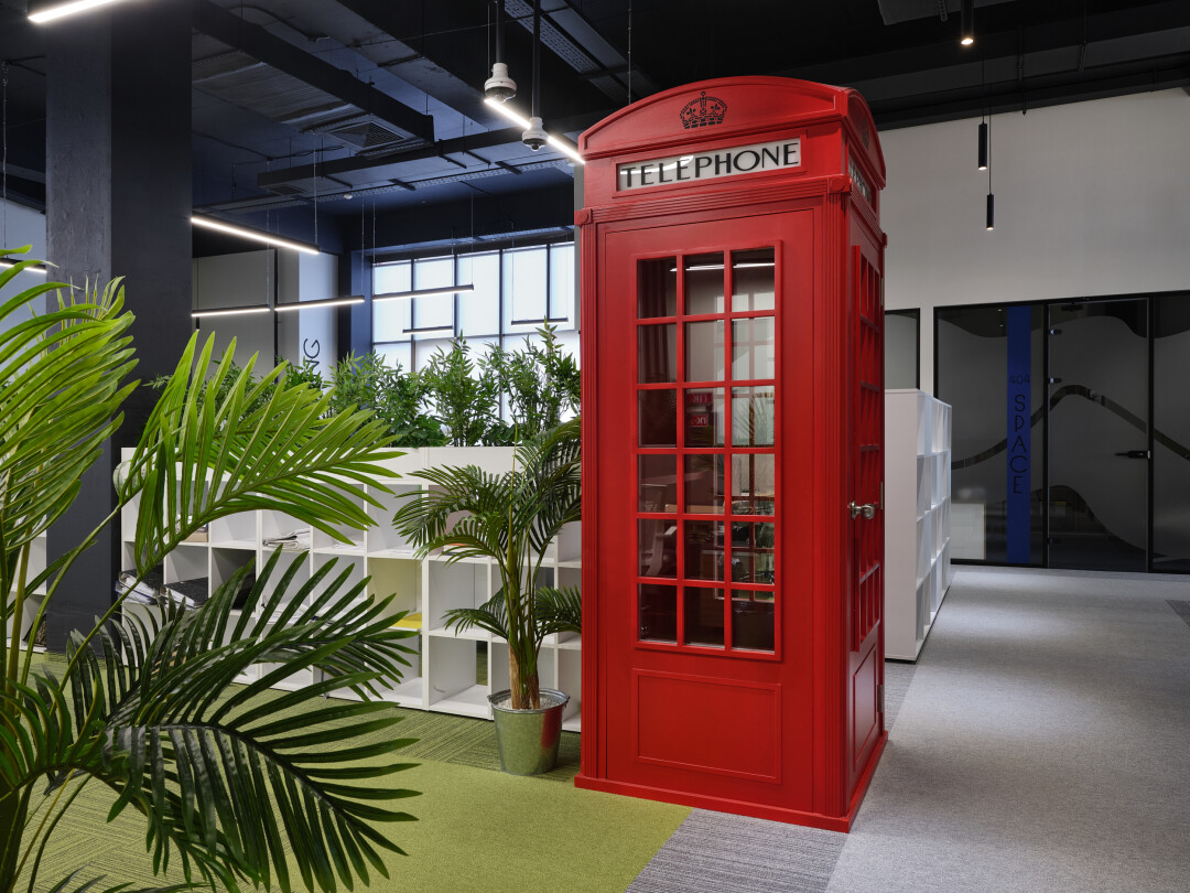 Сотрудники очень хотели лондонскую будку, уже ставшую классикой офисных пространств. Отличное место для личных звонков Цвет коврового покрытия отлично