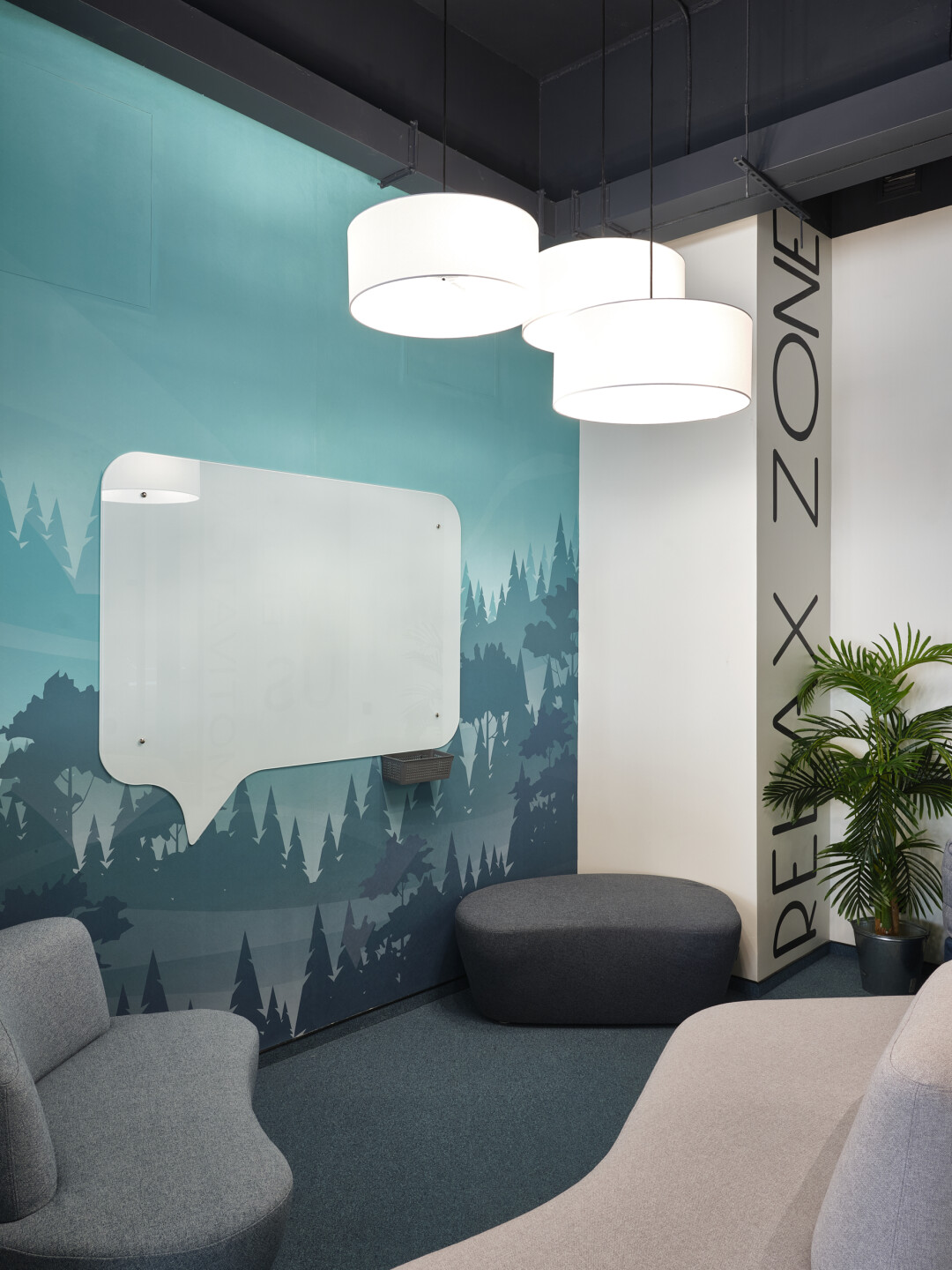 Мягкая мебель разных тонов серого фабрики Saiwala добавляет многослойности зоне быстрых переговоров, «Мир мебели