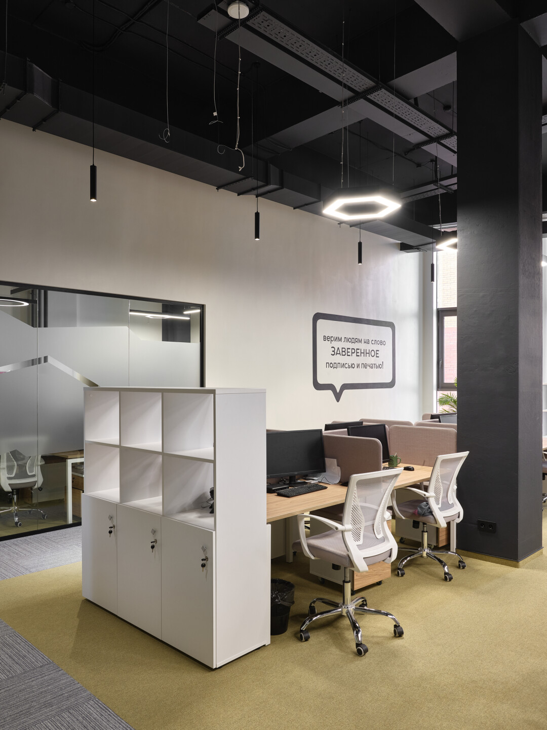 Однотонный ковер элегантно отделяет рабочее пространство, SDS company