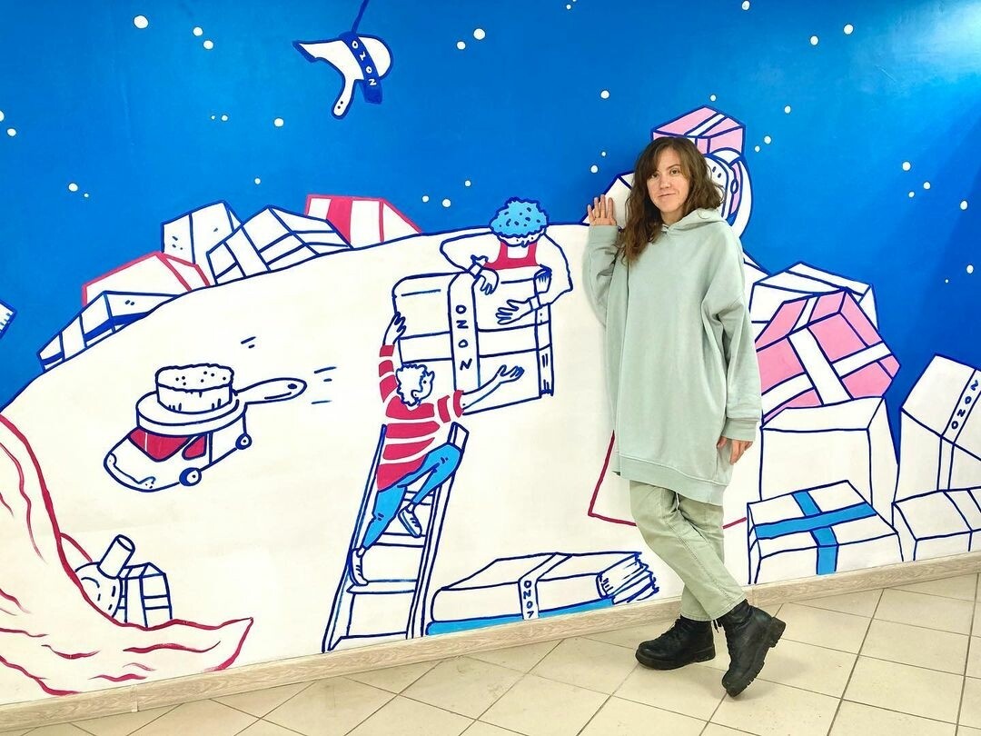 Ольга Хуторненко и ее иллюстрация в пункте выдачи Ozon