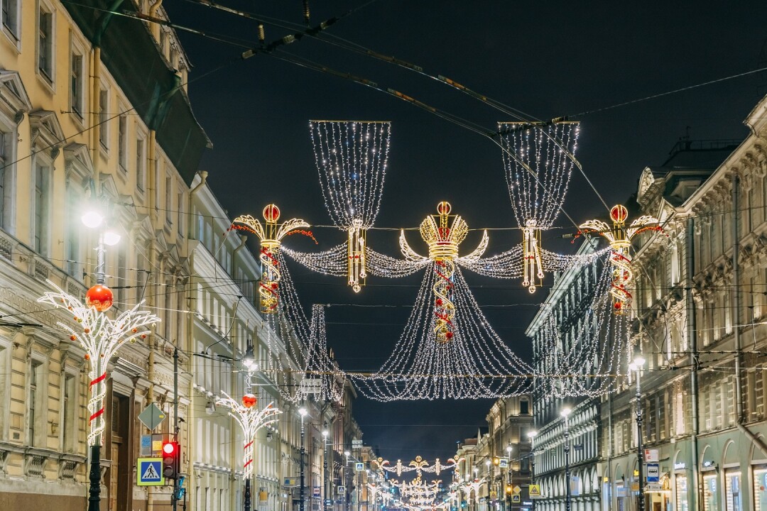 Новогоднее украшение спб 2024. Как украсили СПБ ко Дню города. Пассаж СПБ как украсили к весне 2023.