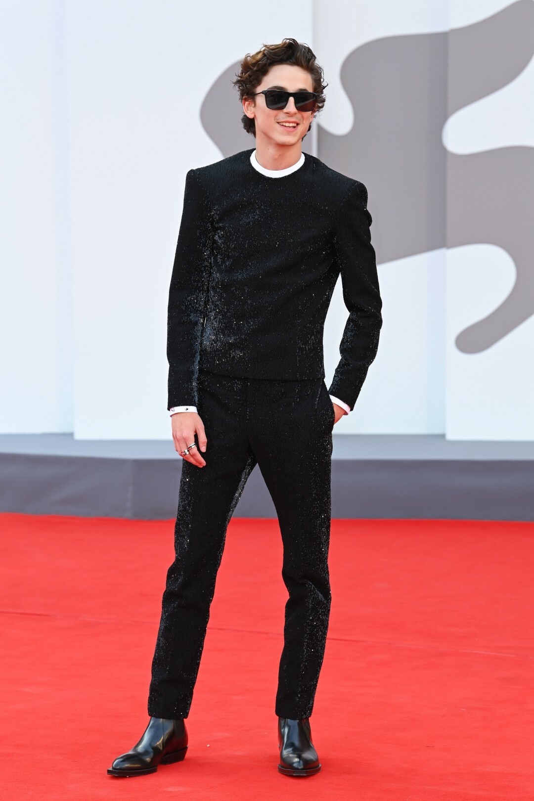 Тимоти Шаламе в Haider Ackermann и украшениях Cartier на премьере фильма «Дюна» на Венецианском кинофестивале