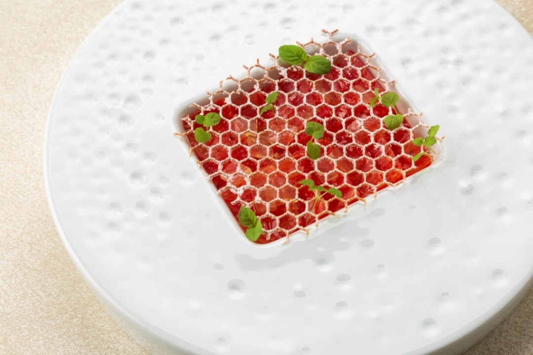 Страчателла с томатами, базиликом и кедровым орехом