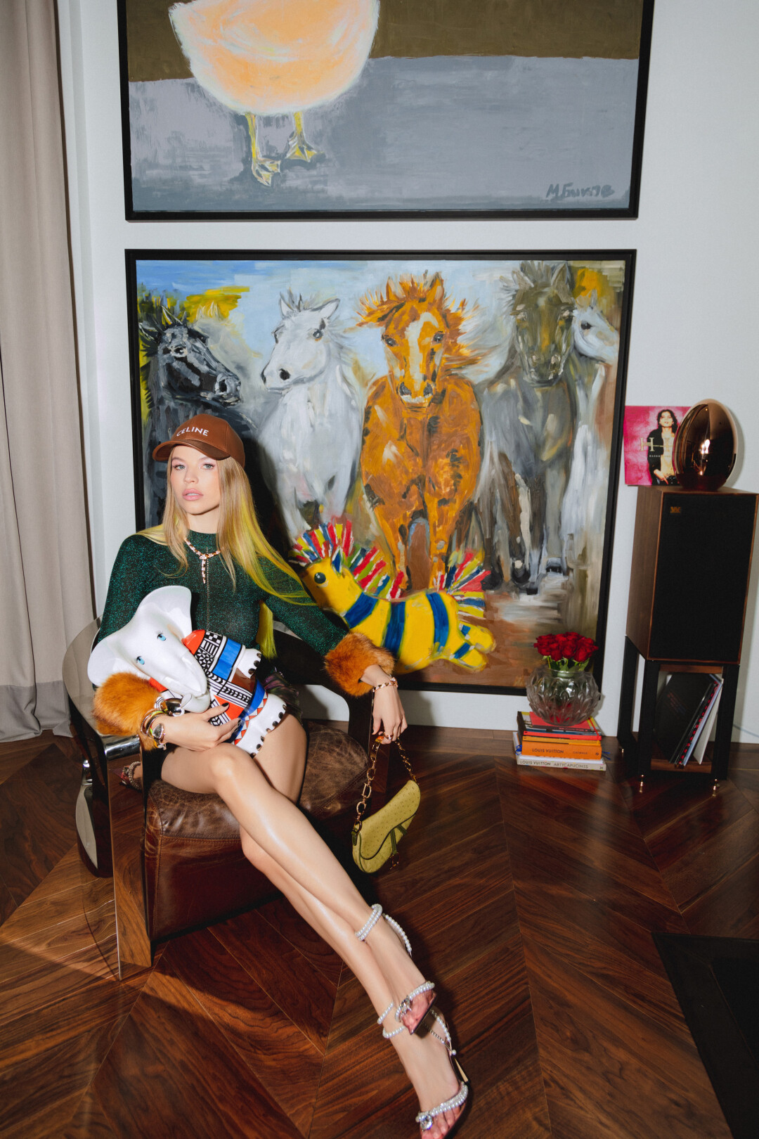 Блуза и юбка Saint Laurent, мюли Mach Mach (все — ДЛТ), колье, браслеты и кольцо Bvlgari Serpent, кепка Celine, сумка Christian Dior