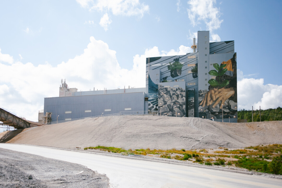 Мурал «Рекультивация» Андрея Оленева на фасаде здания высокотемпературных шахтных печей Группы Магнезит Фото: Анна Марченкова