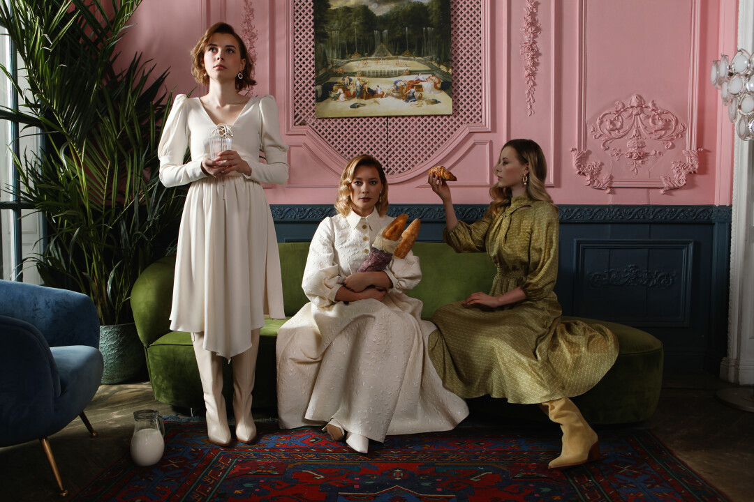 На Елизавете платье и сапоги Juli Too, на Анастасии платье Akhmadullina и сапоги Juli Too, на Людмиле платье Akhmadullina и казаки Juli Too