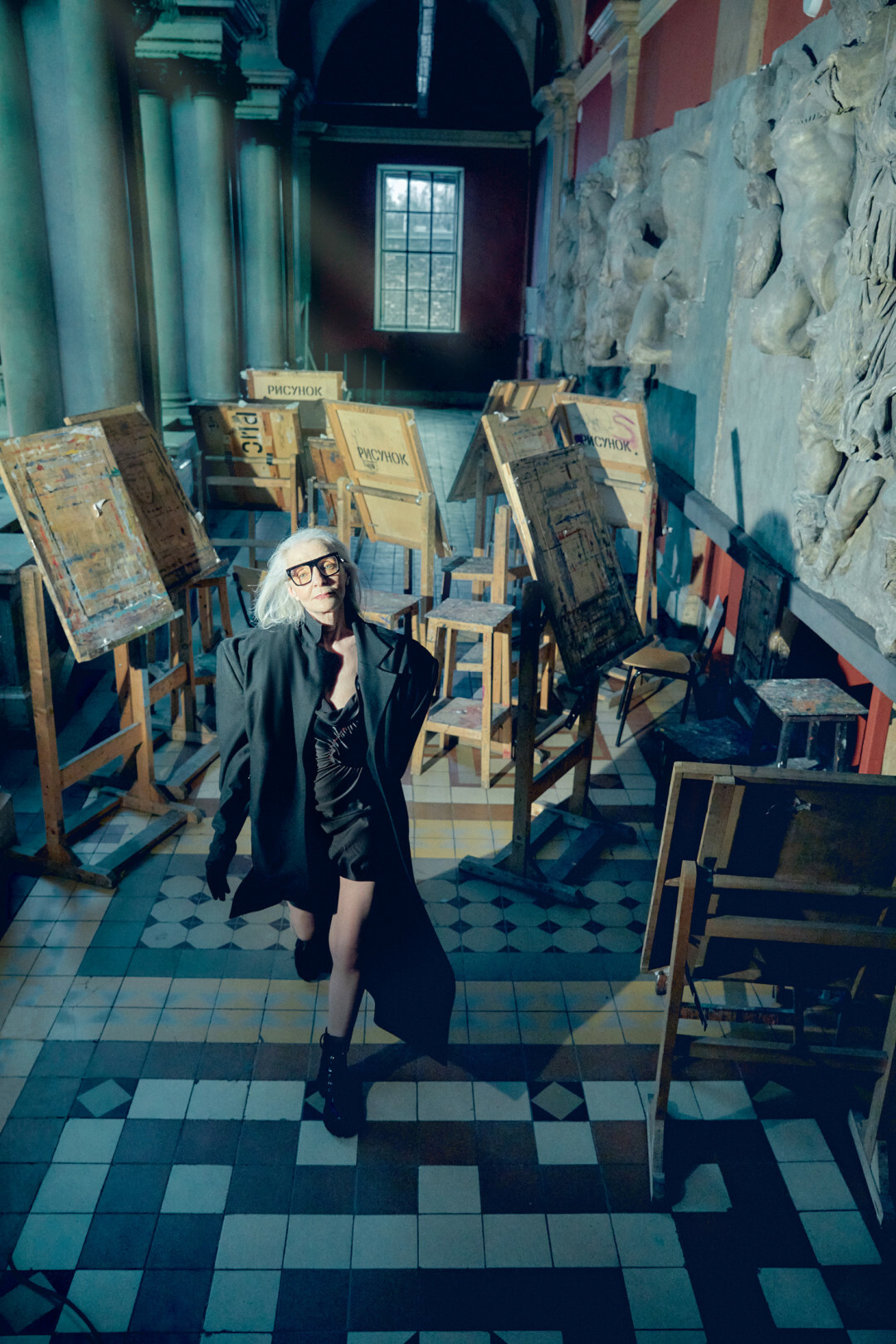 Модель-олдушка Валентина Ясень в образе из коллекции No Man финалистки 2021 года Ольги Баска