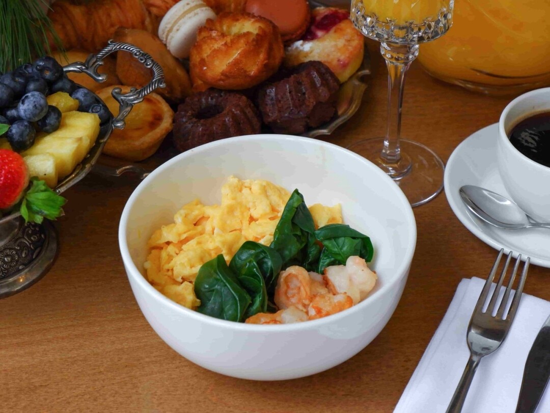 Скрамбл с креветками и шпинатом на кокосовом молоке