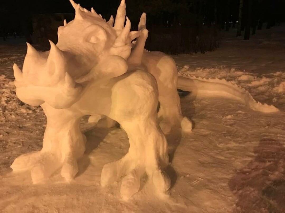 Голова дракона на снегу. Дракон из снега. Снежная фигура дракон. Фигура дракона из снега. Скульптура дракона из снега.