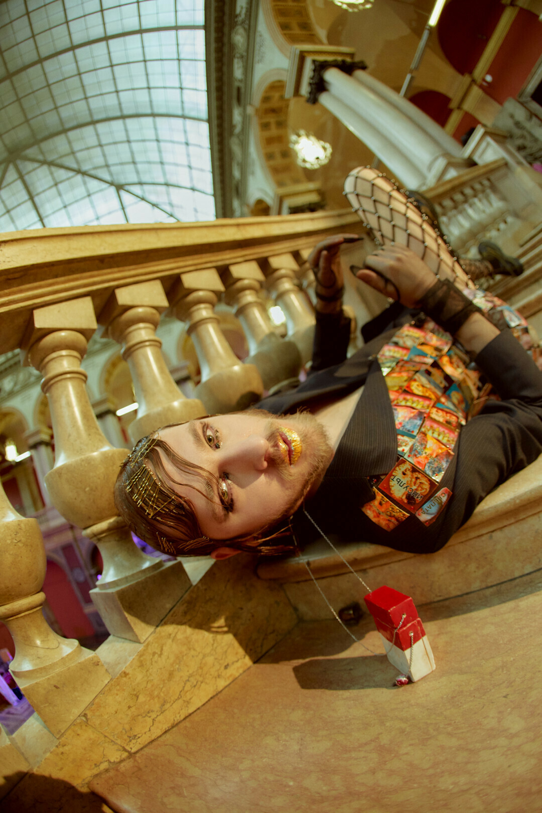 Рома Уваров в образе из коллекции «12695341» финалистки 2021 года Дарьи Славинской