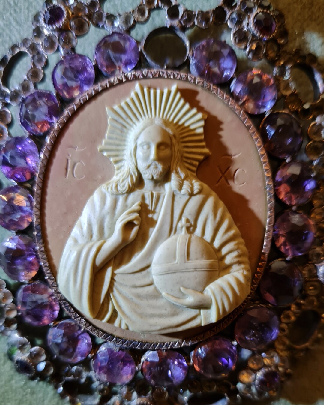 Панагия. XIX в. Золото, серебро, аметисты, стекло, камея, латунь, недрагоценный металл, олово, золочение