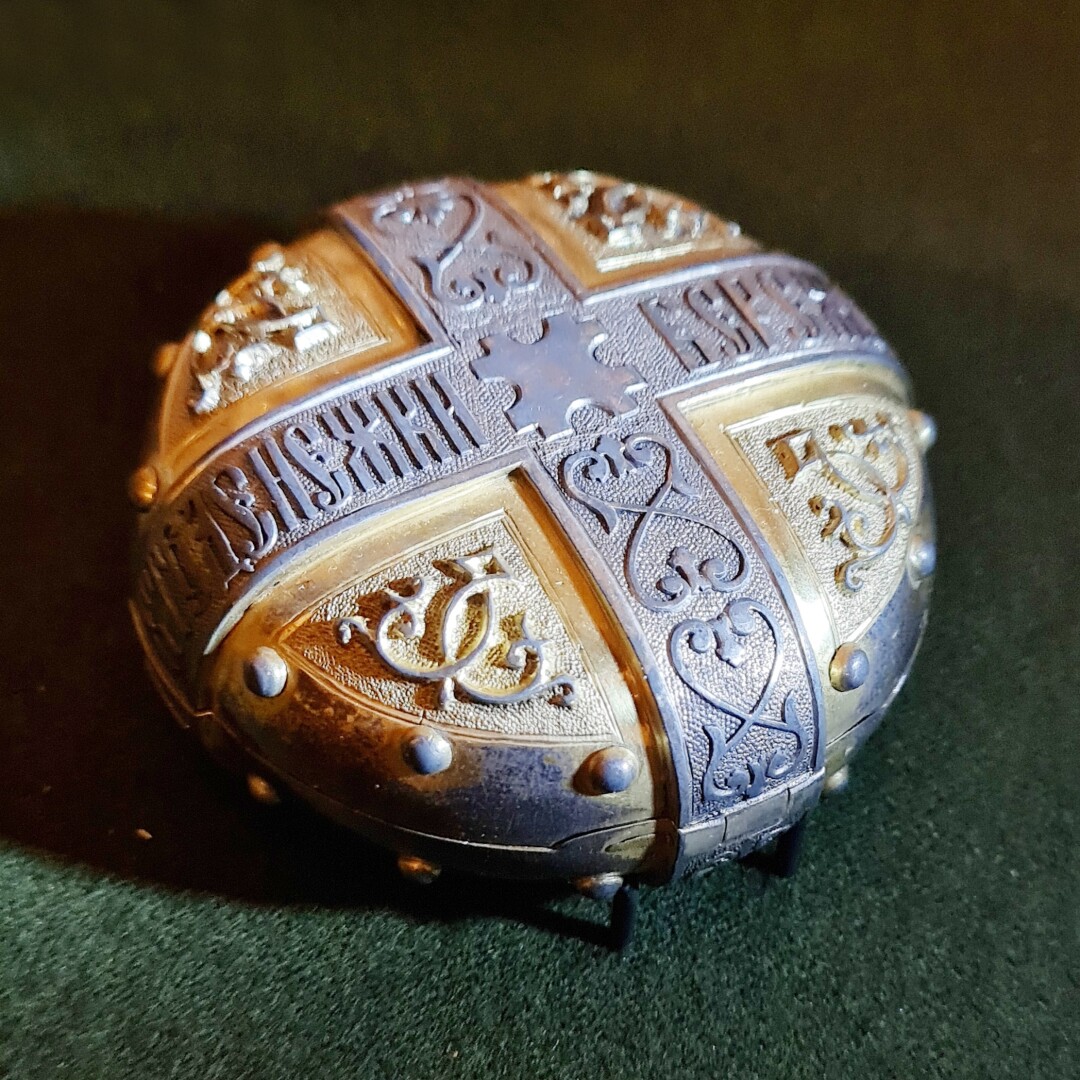 Кошелек с надписью: «КТО ДЕНЕЖКИ БЕРЕЖЕТЪ ТОТЪ БЕЗЪ НУЖДЫ ПРОЖИВЕТЪ». Санкт-Петербург, третья четверть XIX в. Серебро, недрагоценный металл, золочение