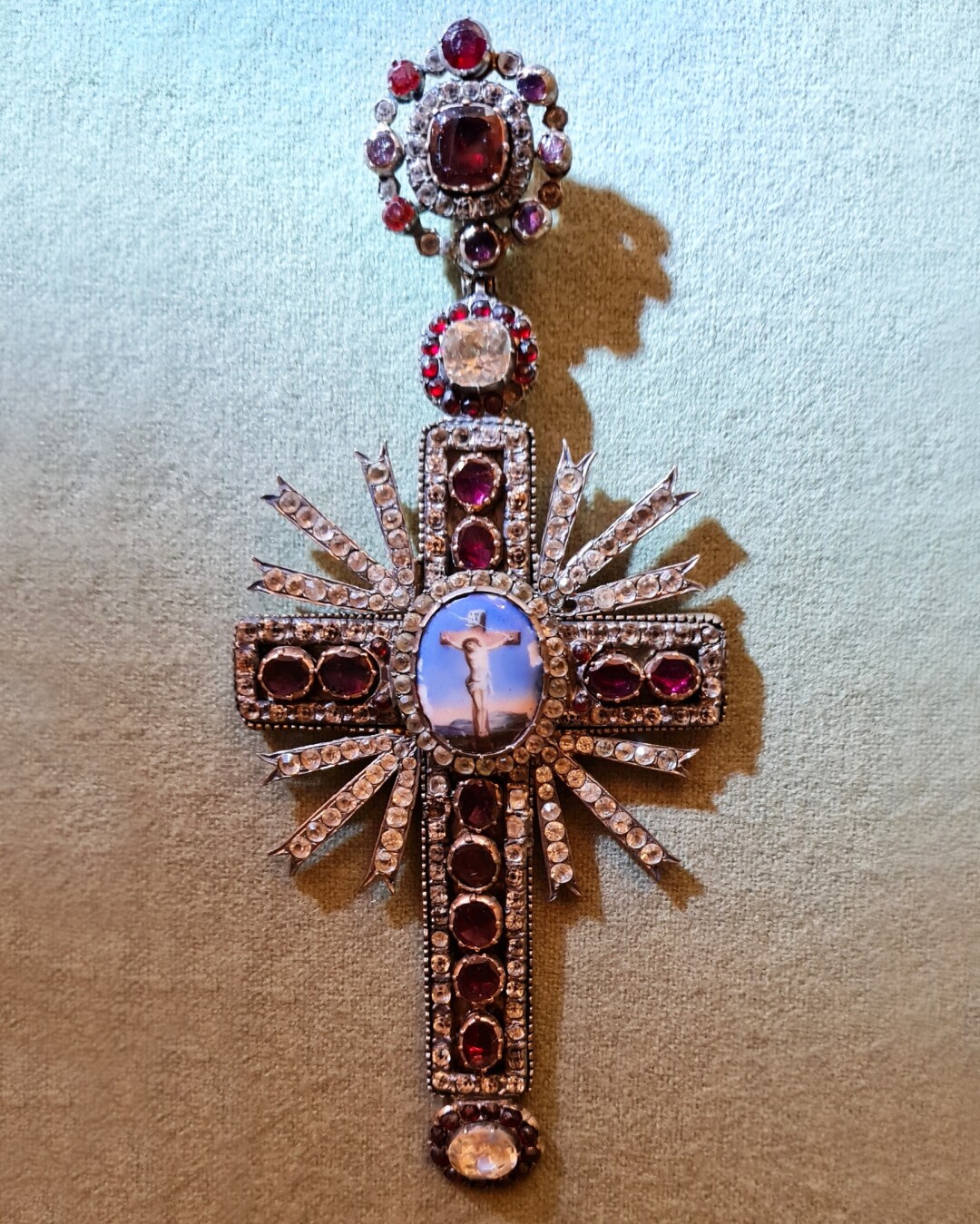 Крест наперсный. Начало XIX в. Золото, серебро, гранат-пироп, стекло, эмаль, недрагоценный металл, золочение