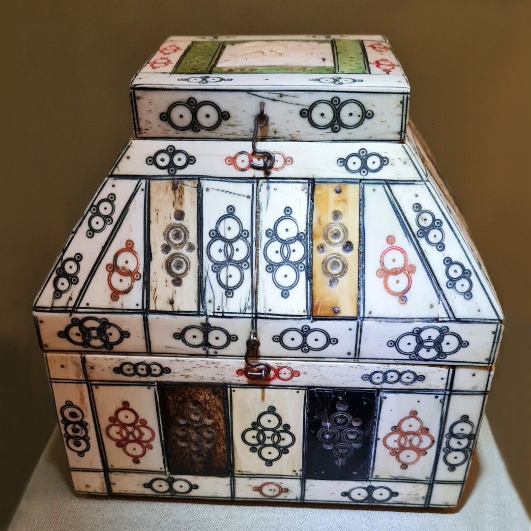 Ларец-теремок. Автор неизвестен. Архангельская губерния, середина XVIII в. Дерево, кость моржовая, кость животная, бумага, рельефная резьба, окраска