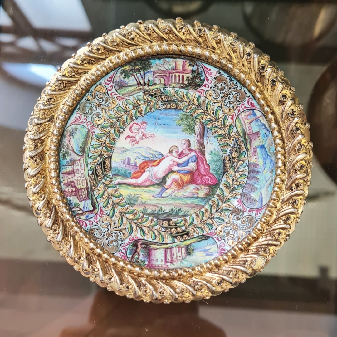 Блюдце. Германия, Аугсбург, конец XVII — начало XVIII вв. Серебро, эмаль, золочение, чеканка