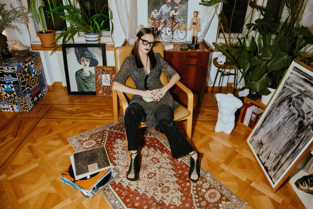 Кристина Галько. Платье и брюки Maje, босоножки Ann Demeulemeester, колье Maisonette Margiela У стены: репродукция картины Кеса ван Донгена «Портрет женщины в черной