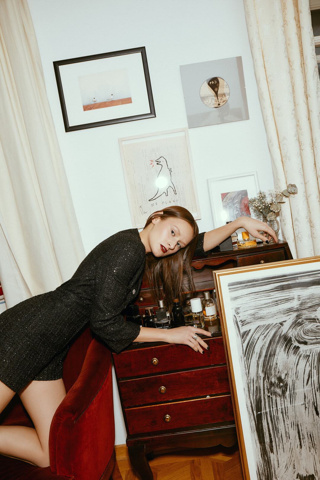 Кристина Галько. Комбинезон Maje На стене: работа Владимира Зайцева «Энергия. Газ». Стоит: «Грибной опыт» Евы Шрейнер