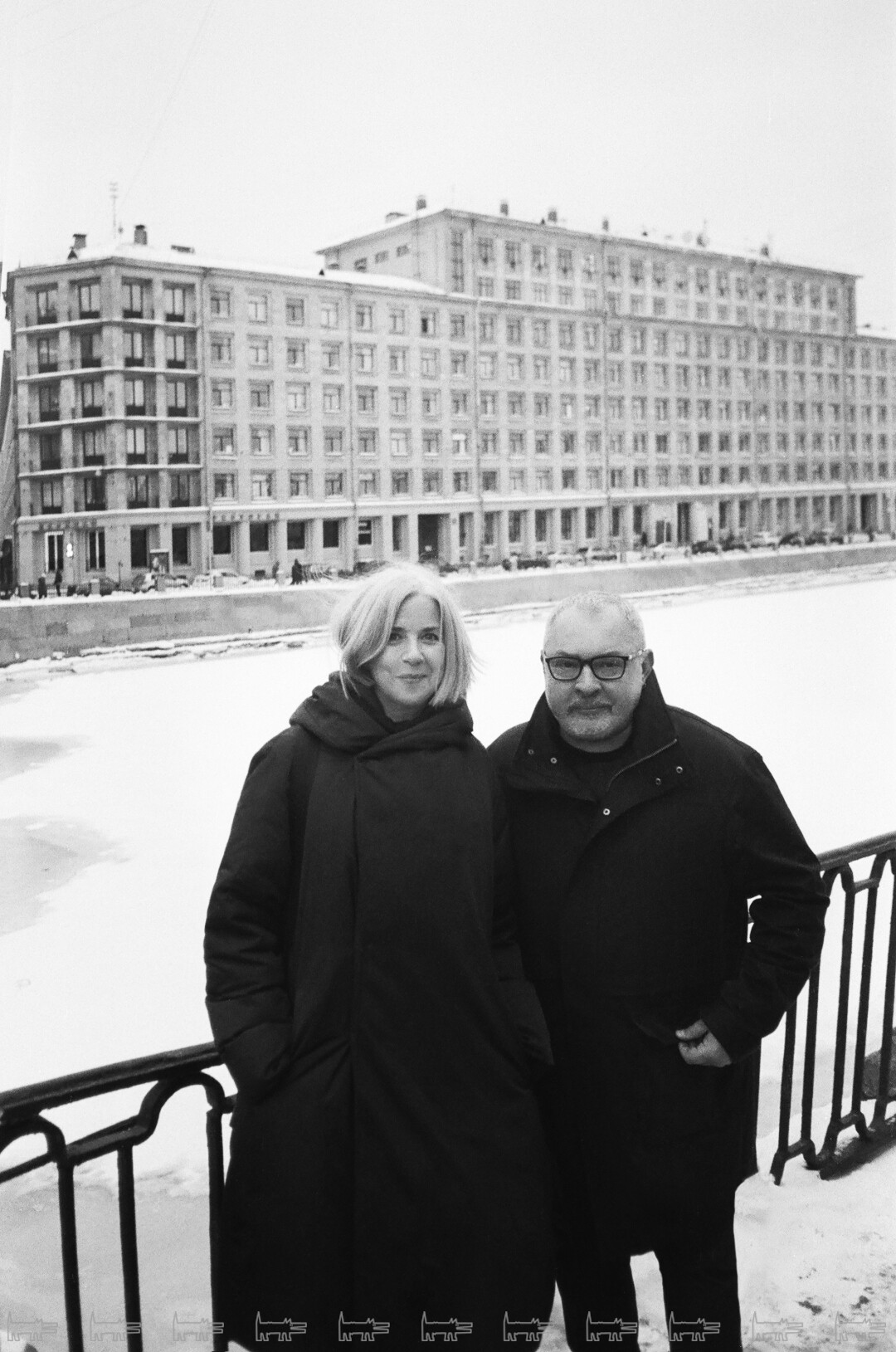 На фото: Анна Броновицкая и Юрий Пальмин на фоне общежития ЛИСИ