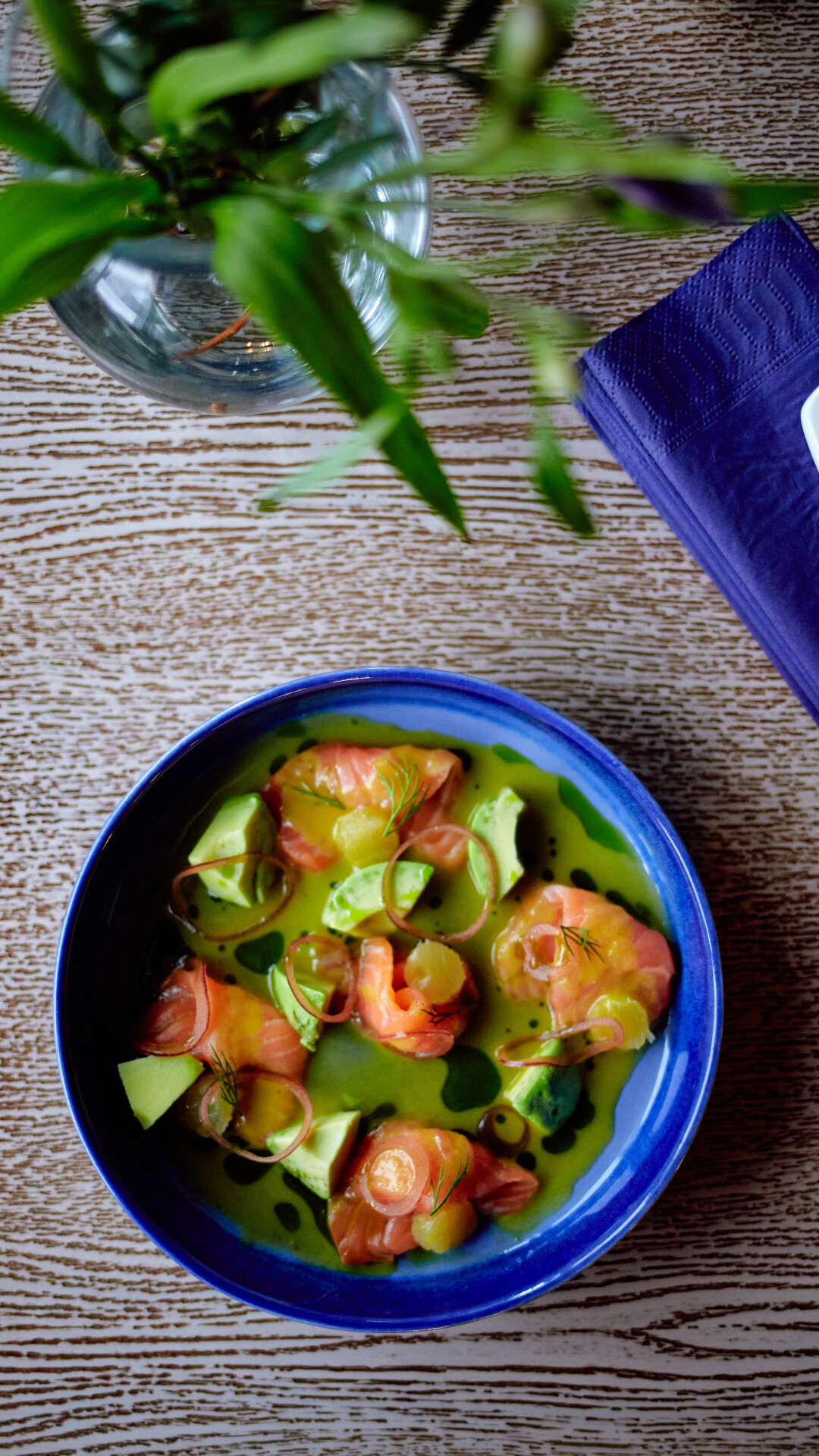 Крудо из лосося и авокадо с маслом из укропа